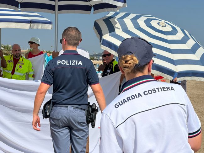 malore spiaggia civitanova (13) polizia