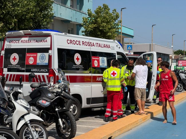 malore spiaggia civitanova croce rossa