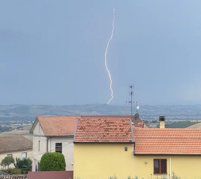 maltempo civitanova fulmine