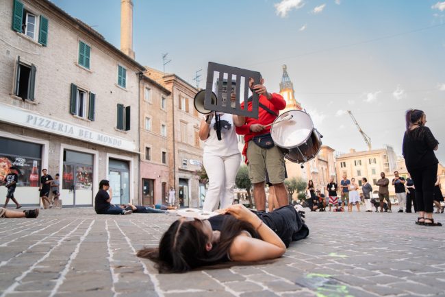 manifestazione caccia sit in piazza mazzini macerata (3)