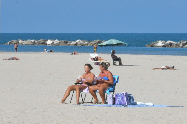bagnanti di fine settembre spiaggia lungomare nord - civitanova - FDM (1)