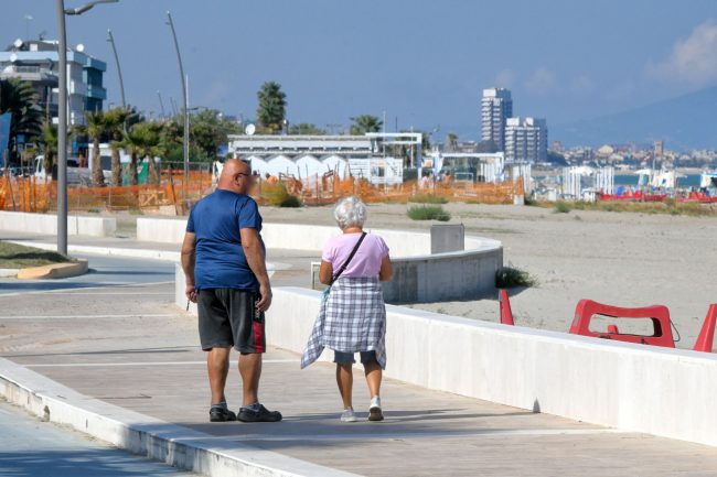 bagnanti di fine settembre spiaggia lungomare nord - civitanova - FDM (10)
