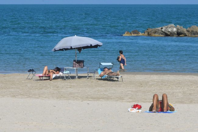 bagnanti di fine settembre spiaggia lungomare nord - civitanova - FDM (11)
