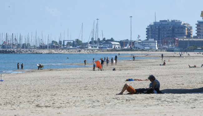 bagnanti di fine settembre spiaggia lungomare nord - civitanova - FDM (12)
