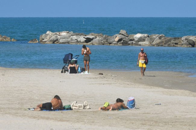 bagnanti di fine settembre spiaggia lungomare nord - civitanova - FDM (13)