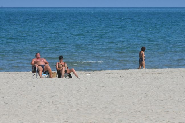 bagnanti di fine settembre spiaggia lungomare nord - civitanova - FDM (2)