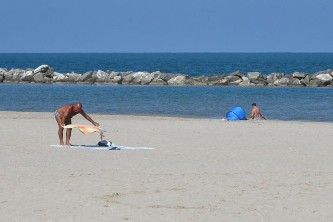 bagnanti di fine settembre spiaggia lungomare nord - civitanova - FDM (3)