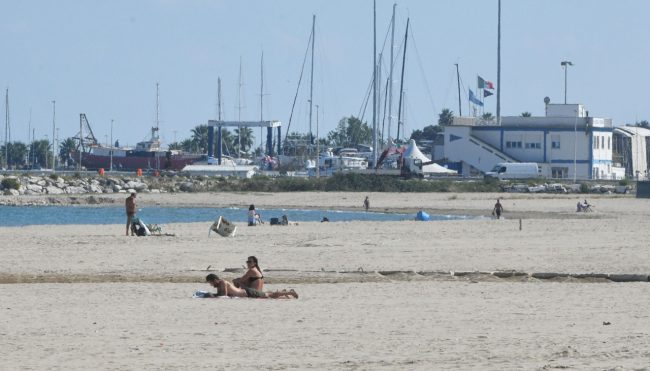 bagnanti di fine settembre spiaggia lungomare nord - civitanova - FDM (4)