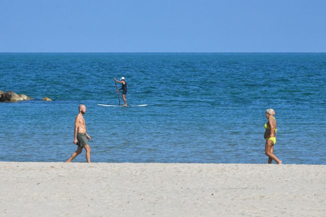 bagnanti di fine settembre spiaggia lungomare nord - civitanova - FDM (5)