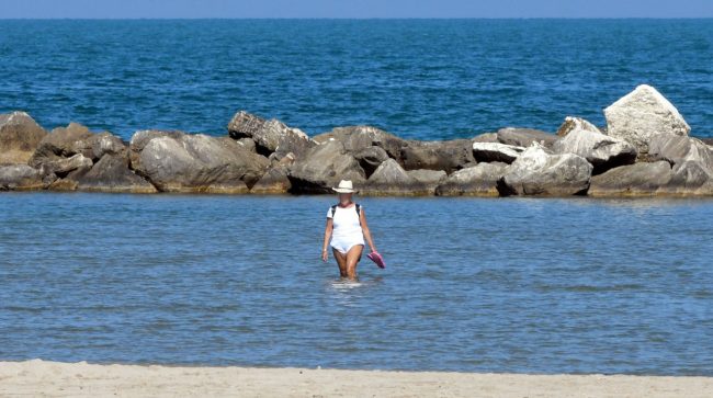 bagnanti di fine settembre spiaggia lungomare nord - civitanova - FDM (6)