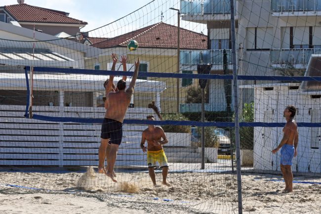 bagnanti di fine settembre spiaggia lungomare nord - civitanova - FDM (7)