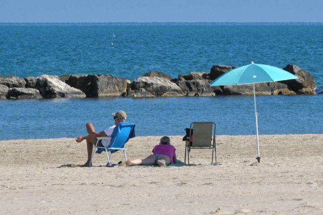 bagnanti di fine settembre spiaggia lungomare nord - civitanova - FDM (8)