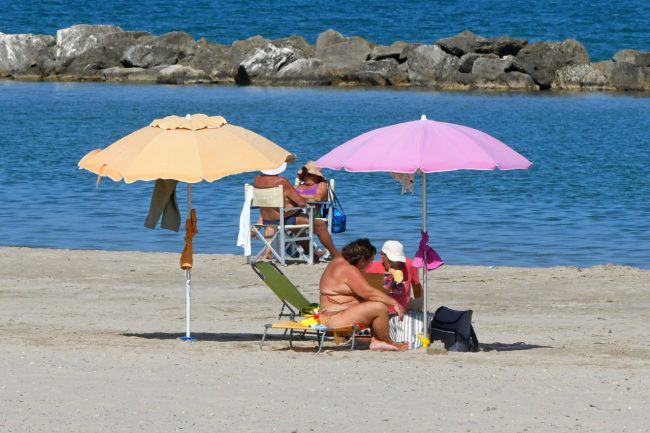 bagnanti di fine settembre spiaggia lungomare nord - civitanova - FDM (9)