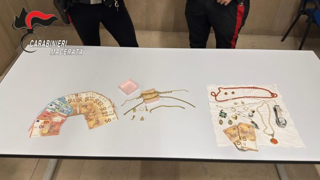 carabinieri truffa soldi gioielli (1)