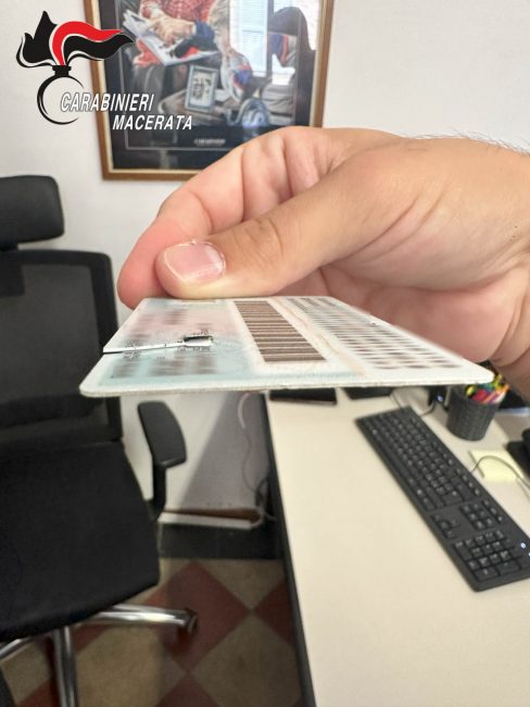 carta d'identità elettronica manomessa