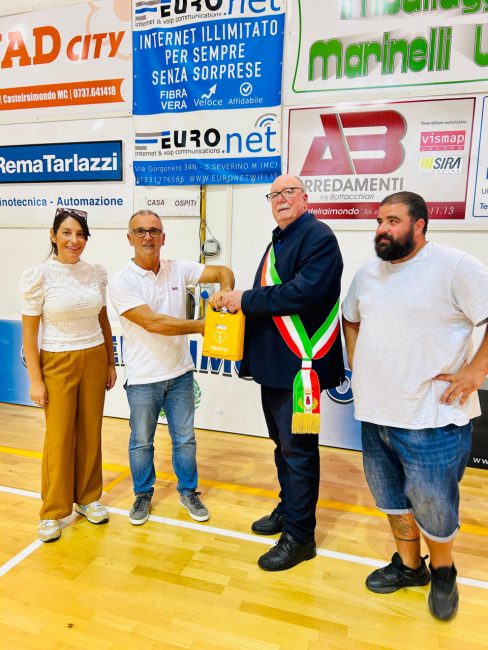 consegna defibrillatori castelraimondo (1)