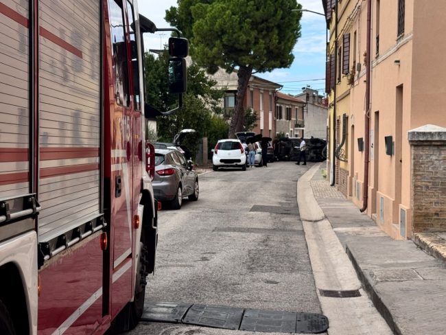 incidente montecanepino auto ribaltata vigili fuoco polizia locale panichelli (1)