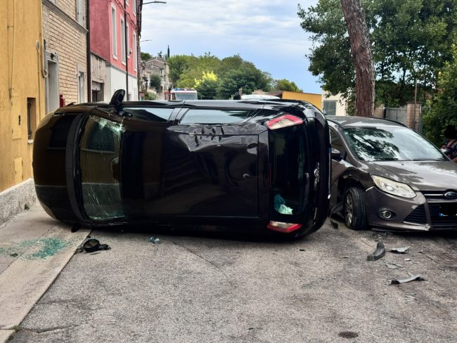 incidente montecanepino auto ribaltata vigili fuoco polizia locale panichelli (2)