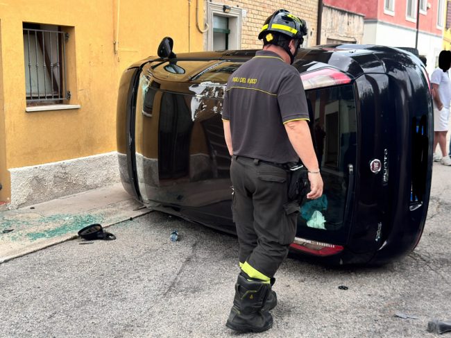 incidente montecanepino auto ribaltata vigili fuoco polizia locale panichelli (3)