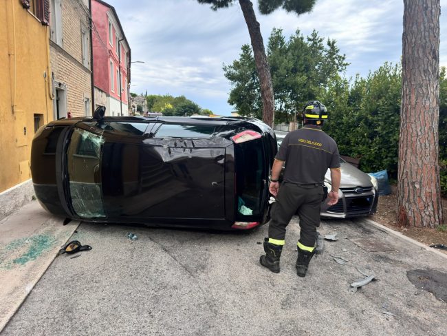 incidente montecanepino auto ribaltata vigili fuoco polizia locale panichelli (4)