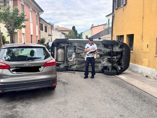 incidente montecanepino auto ribaltata vigili fuoco polizia locale panichelli (5)