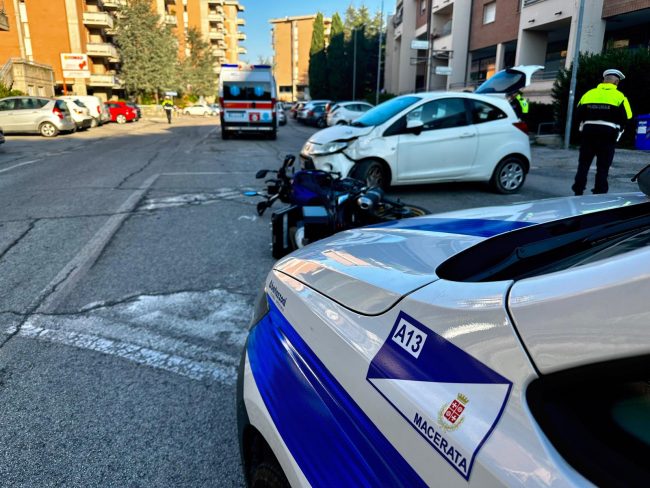 incidente via silone moto auto macerata 3