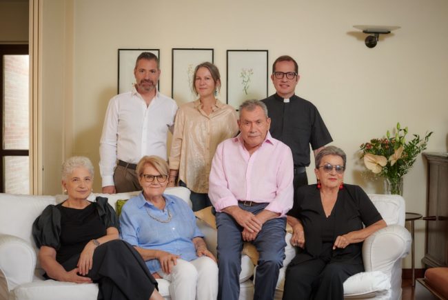 In alto da sinistra Tobia Sardellini, Romina Di Bonaventura, Don Matteo Sardellini, fratello di Tobia. Seduti da sinistra Marta Sartori, Luciana Sardellini, Pierluigi Sardellini, Anita Sardellini.