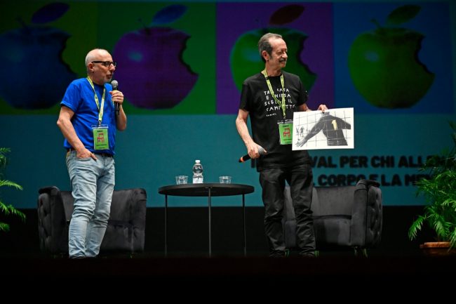 Rocco Papaleo con il premio realizzato da Mauro Cicarè