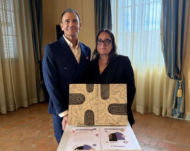Vicesindaco Montecchiarini e Assessore alla Cultura Santanatoglia con opera vincitrice del Concorso