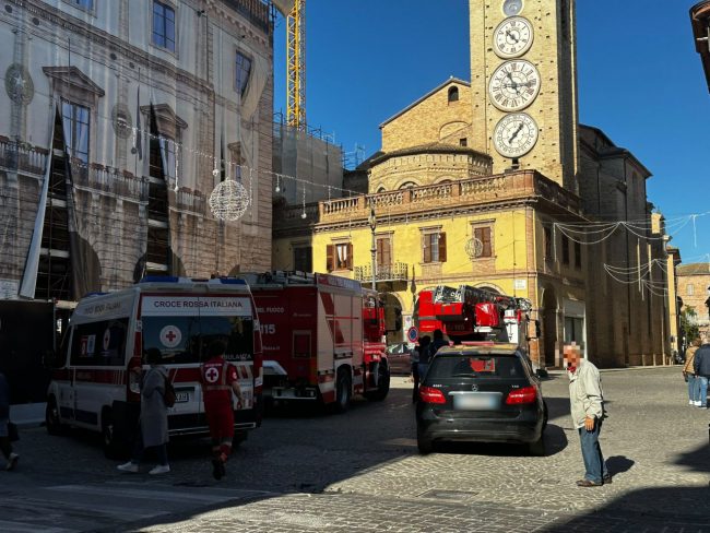 ambulanza vigili del fuoco piazza tolentino_censored
