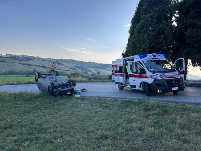 incidente potenza picena auto ribaltata (1)