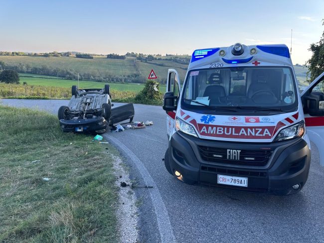 incidente potenza picena auto ribaltata (2)