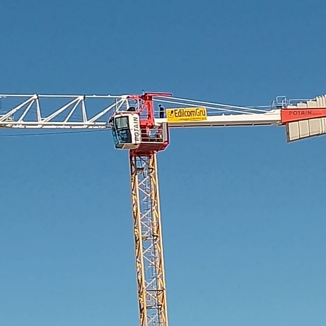 operai gru tolentino cantiere
