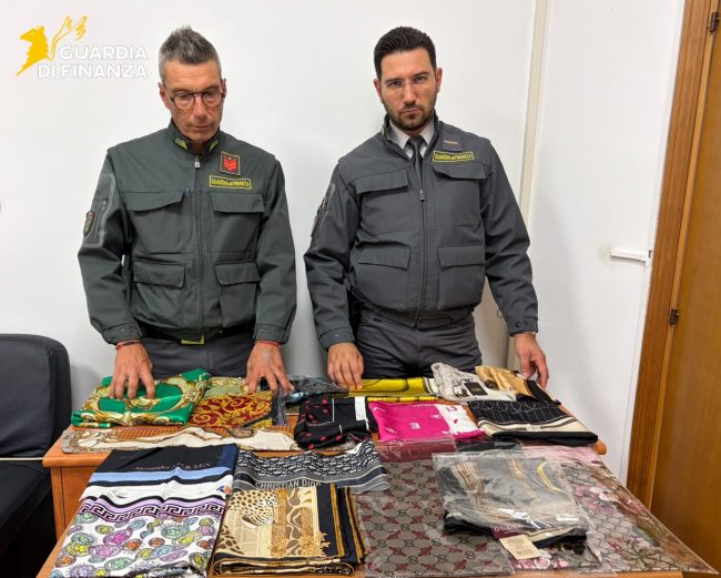 vestiti contraffatti civitanova guardia di finanza